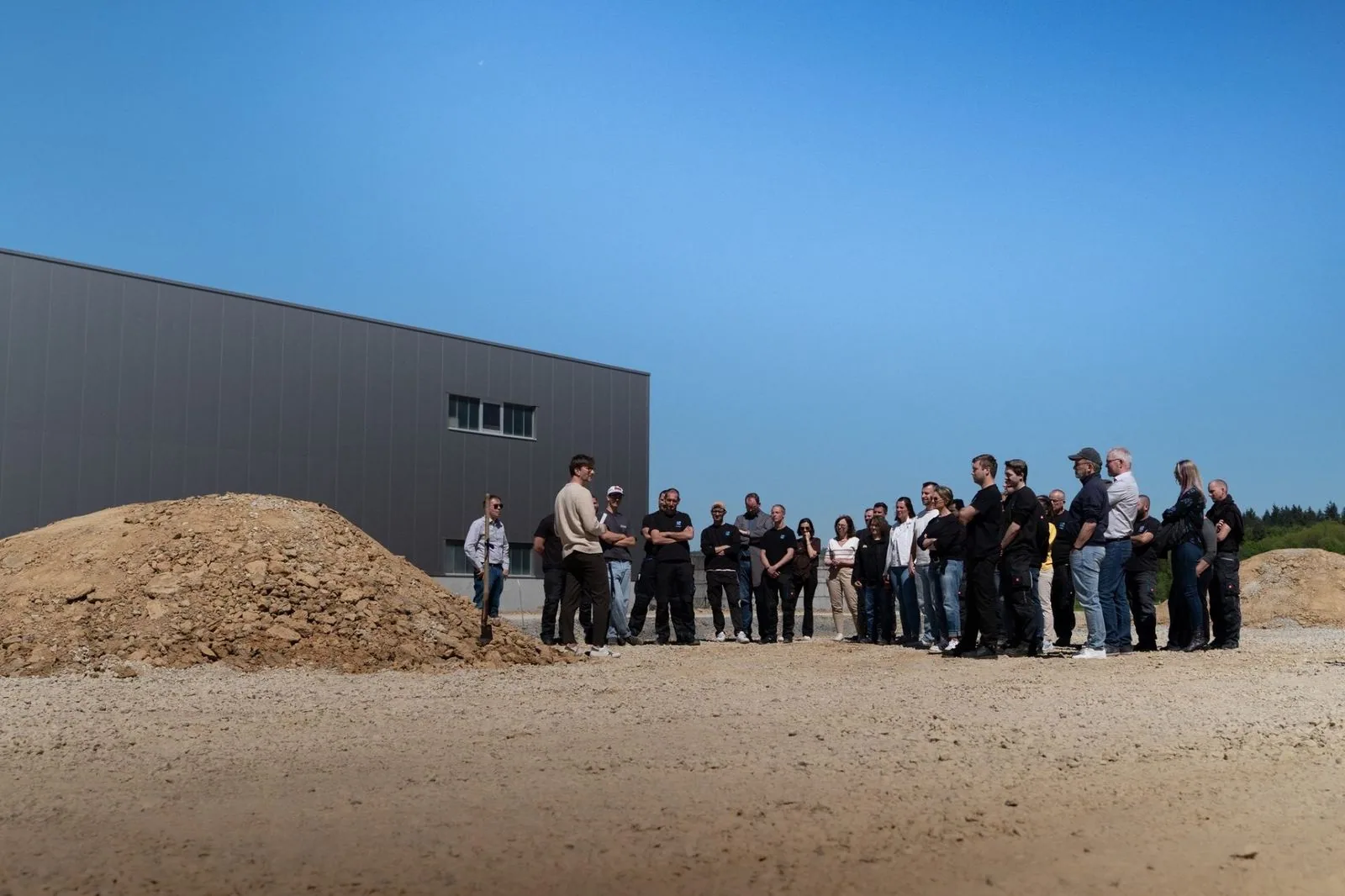Team van I-H&S bij de eerste spade voor bouwfase 2 voor de hal
